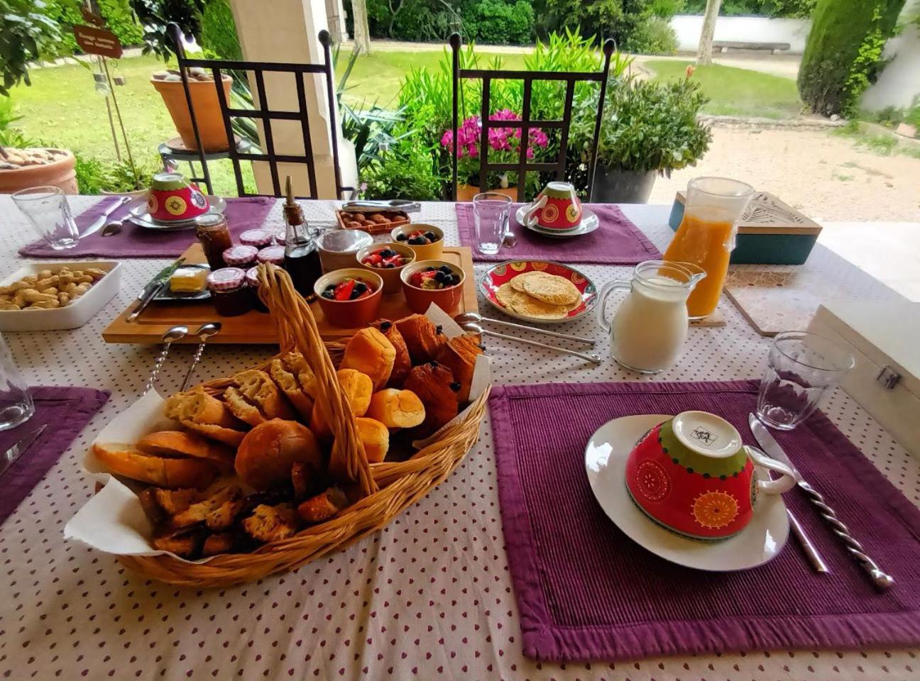 La Goutadou Bed & Breakfast Cabannes Luaran gambar